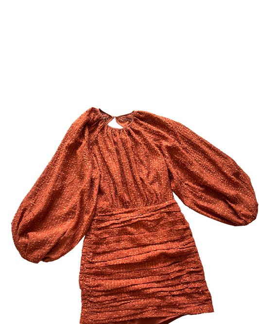 Vestido con espalda descubierta