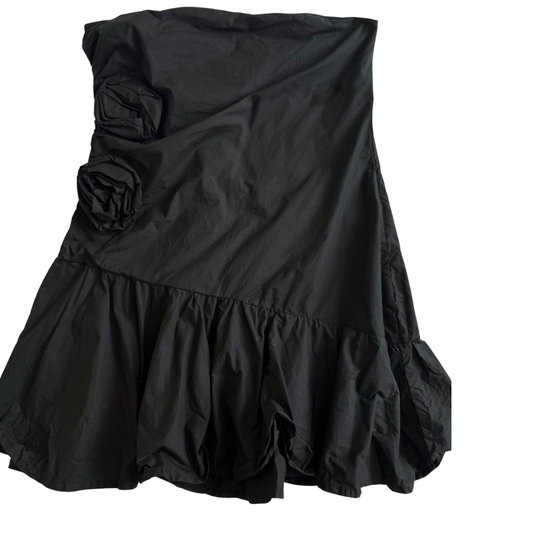 Vestido Negro Asimétrico con Flores