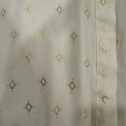 Camisa blanca con dorado